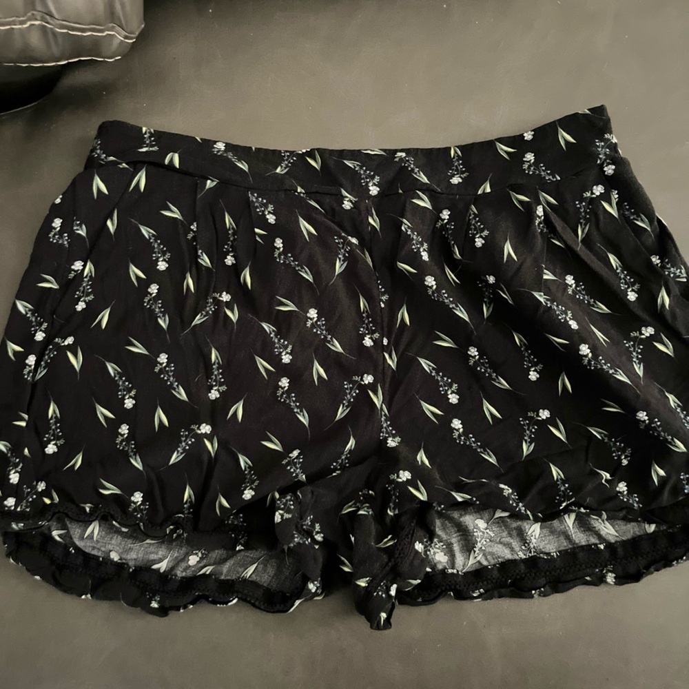 Apt. 9 Black Floral Women's Shorts